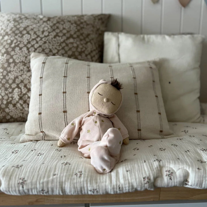 Myk babydukke i rosa stjernedrakt, perfekt som barneklær eller babyutstyr for små barn.