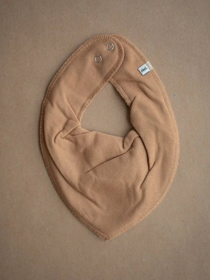 Myk beige babyhette med knapper, bærekraftig barneklær for spedbarn