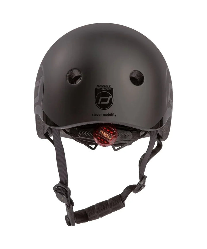Svart barnesikkerhets hjelm med Scoot &amp; Ride logo, passende for sparkesykkel og rullebrett
