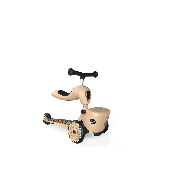 Beige barnescooter med leopardmønster og svart sete, perfekt for små barn