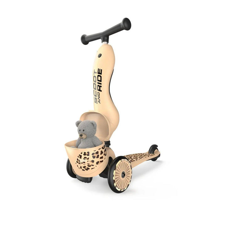 Beige barneskøyte med leopardmønster og grå nissebjørn i kurv, Scoot and Ride merke