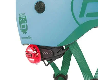 Blå sykkelhjelm med grønne detaljer og rød refleks for barn, sikkerhet og bevegelse