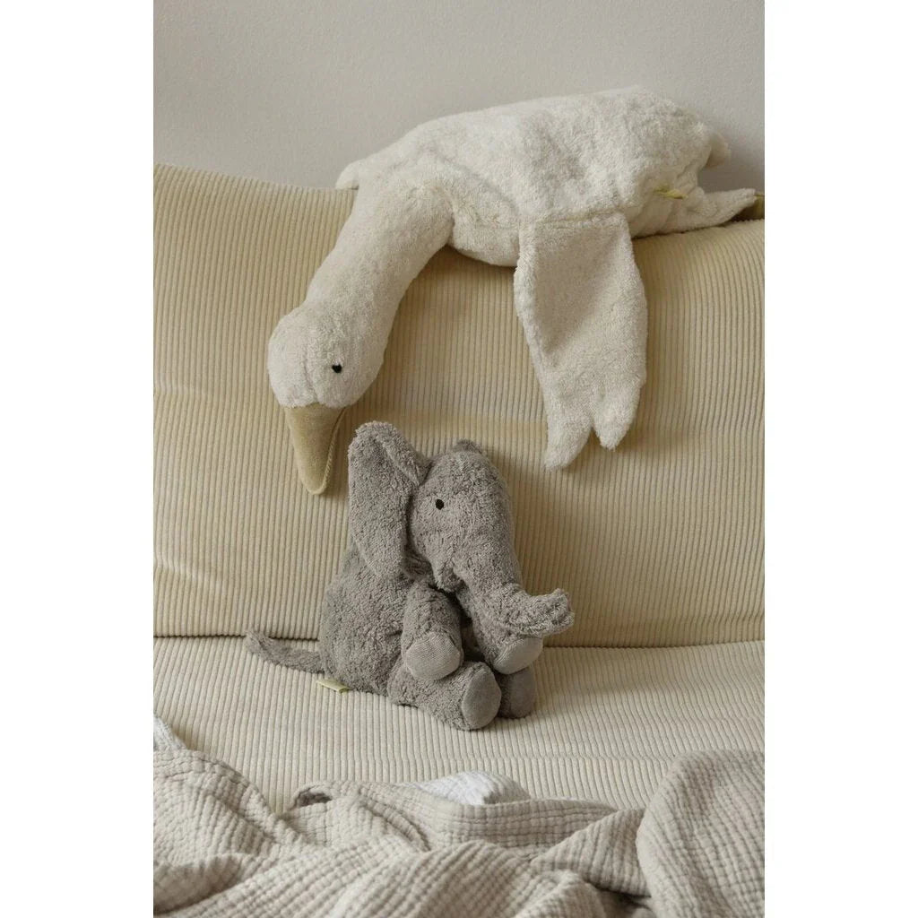 Myke plysdyr: grå elefant og hvit svane på sofa, ideelle babyutstyr og barneklær tilbehør