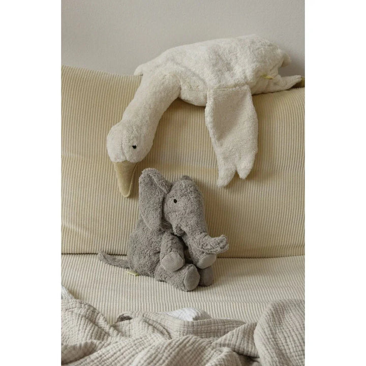 Myke plysdyr: grå elefant og hvit svane på sofa, ideelle babyutstyr og barneklær tilbehør