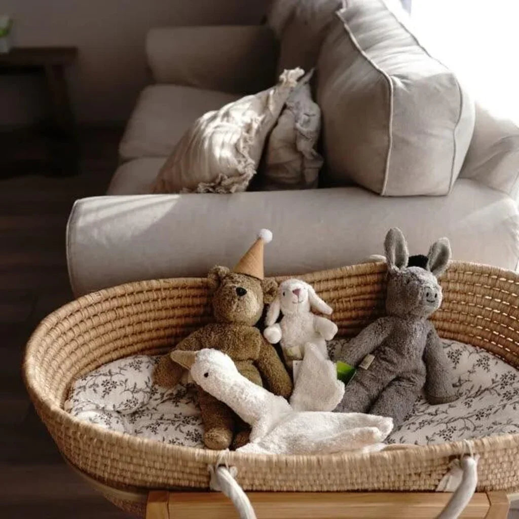 Myke plysjdyr i vevd babykurv med blomsterlue, perfekt for spedbarn og småbarn