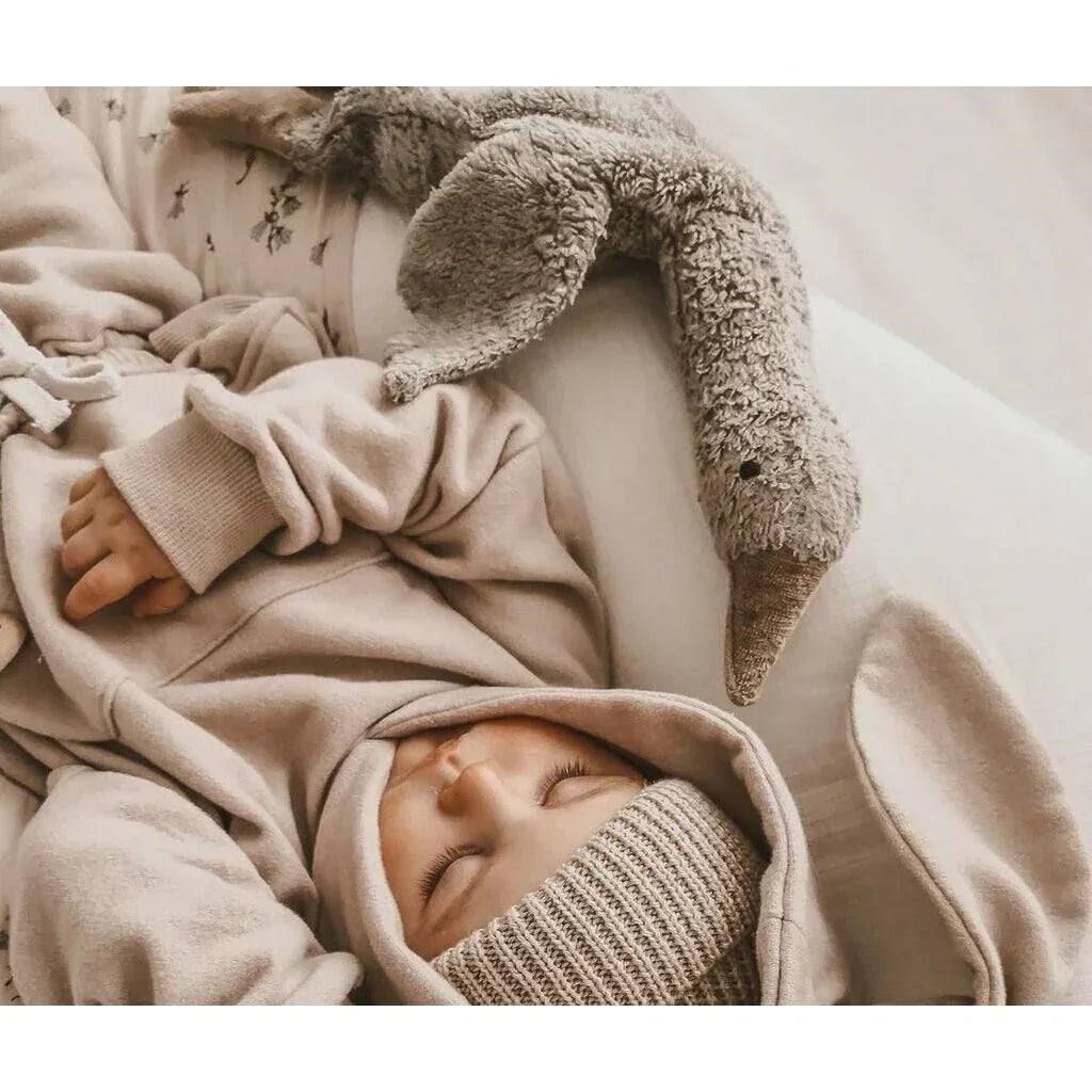Søvnende baby i myk ullhettegenser med plys svane, barneklær 0-8 år