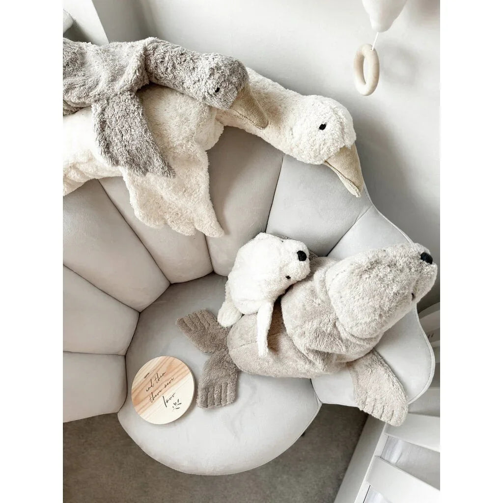 Myke plysdyr i grå og hvit – svaner og sel for babyrom, bærekraftig barneklærutstyr