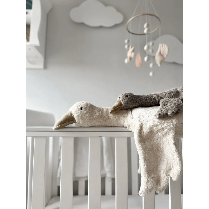Myke ande-dukker og ulldekket på hvit barnevugge, perfekt babyutstyr for 0-8 år