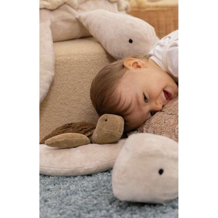 Liten baby sover trygt i myk ulldekket med plysjdyr, perfekt barneklær og babyutstyr for 0-8 år.
