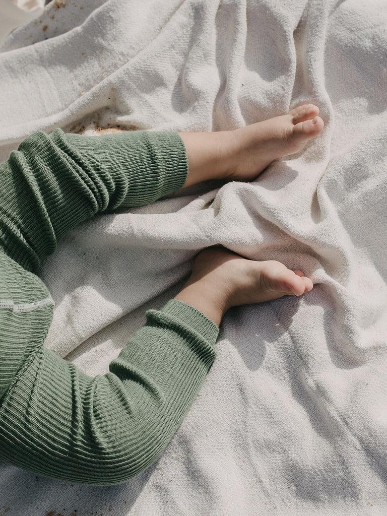 Silly Silas® | Leggings med seler –- Matcha Oat Latte | Torgunns Barneklær AS