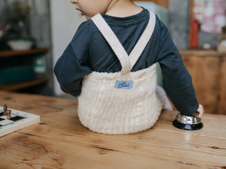 Barn i myk ullbukse med skulderremmer, perfekt for små barn 0-8 år