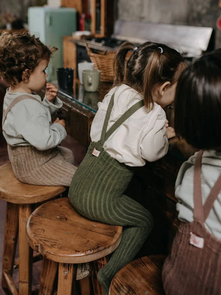 Barn i myke ullbukser og overalls, perfekt for 0-8 år. Bærekraftig barneklær med varm, komfortabel stil.