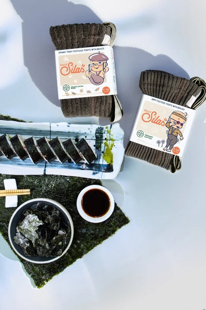 Silly Silas babystrømper i økologisk bomull, fotløse tights med bånd, 0-12m, presentert med sushi og nori
