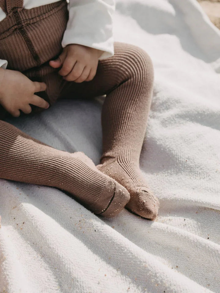 Myke ullstrømper for baby, perfekt til barneklær 0-8 år. Bærekraftig og behagelig.