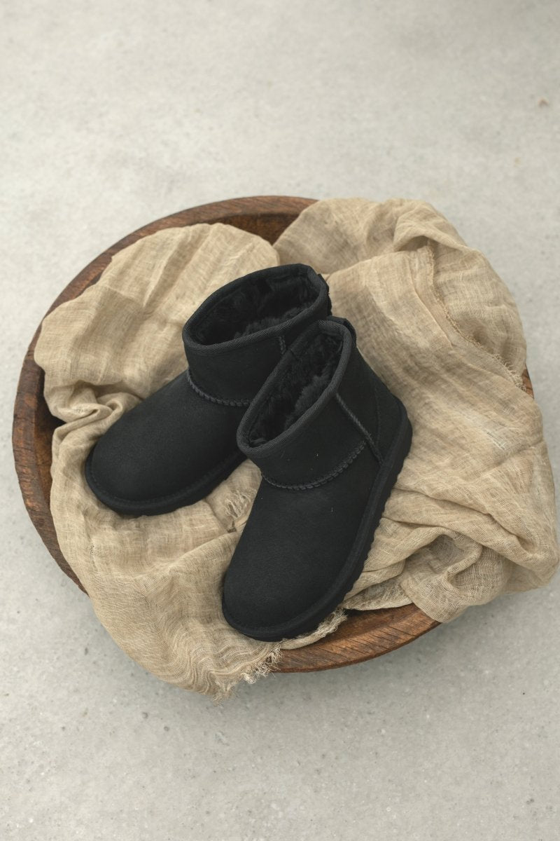 UGG Kids | Classic Mini II – Black | Torgunns Barneklær AS