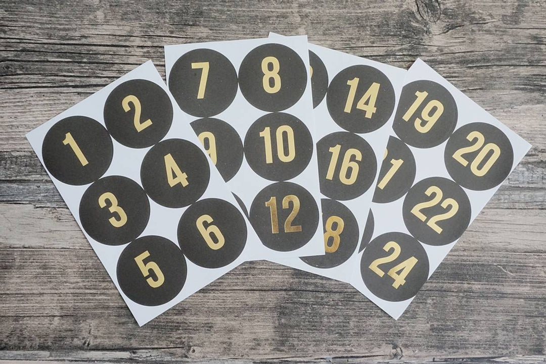 Pakkekalender tall 1-24 sort/gullskrift, klistermerker