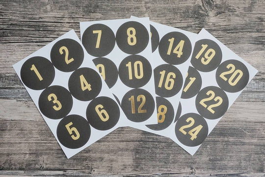 Pakkekalender tall 1-24 sort/gullskrift, klistermerker