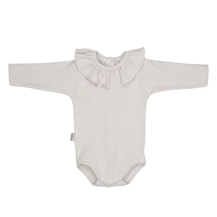 Hvit babybody med ruffelkrage, myk og bekvem for spedbarn 0-8 år