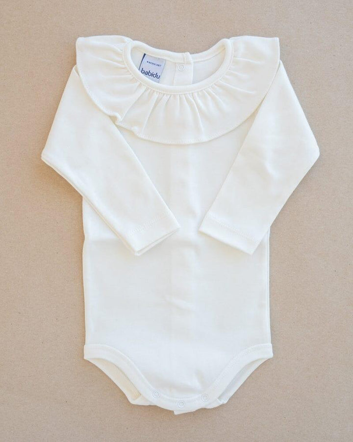 Hvit babybody med krage og lange ermer, myk og bekvem for spedbarn