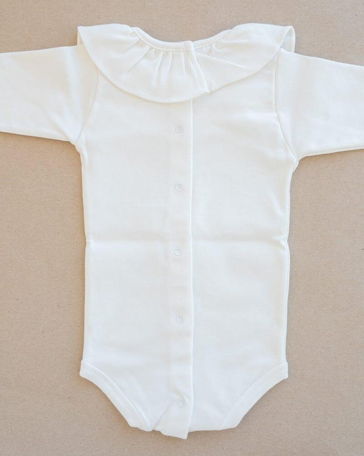 Hvit babybody med krage og knapper for spedbarn 0-8 år, myk og bærekraftig barneklær