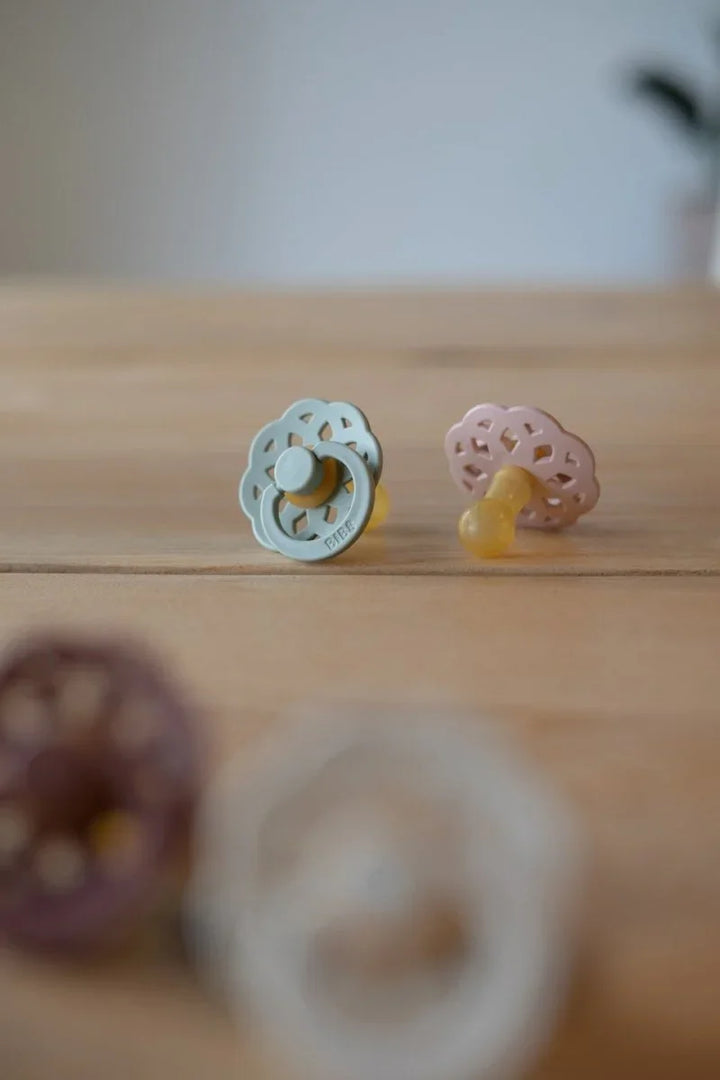 Myke babysover i pastellfarger med blomsterdesign, ideelle for spedbarn og småbarn.