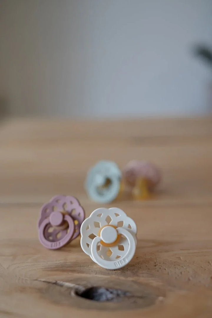 Myke babysover i pastellfarger, ideelle for spedbarn og småbarn. Bærekraftig design for trygg og behagelig bruk.