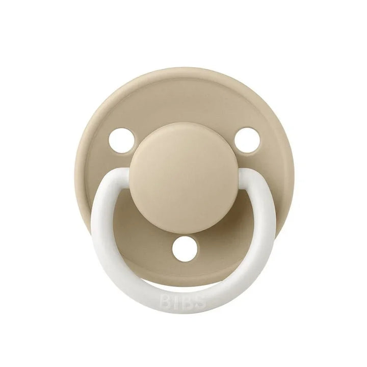 Beige og hvit babysovepatt med BIBS-logo, myk og trygg for spedbarn