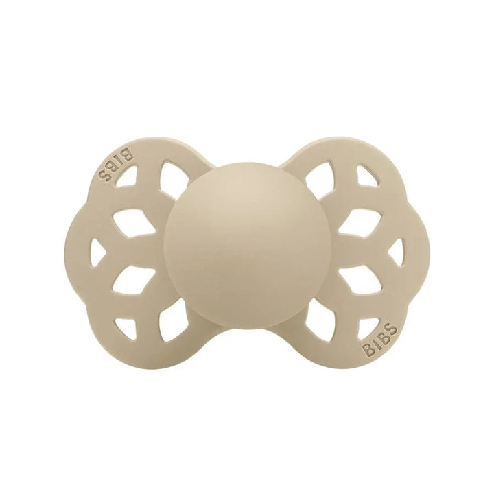 Beige BIBS babysove med blomsterdesign, myk og bærekraftig barneutstyr for spedbarn