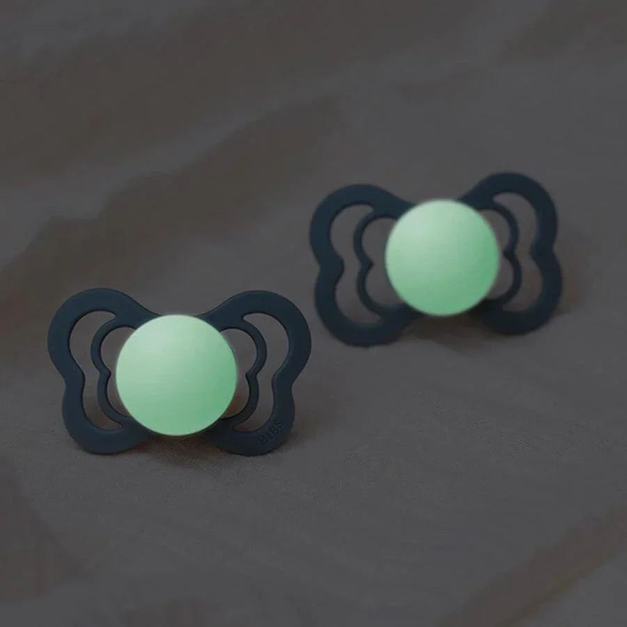 Glow-in-the-dark baby pacifiers with dark blue silicone shield, soft green nipple for newborns 0-8 år