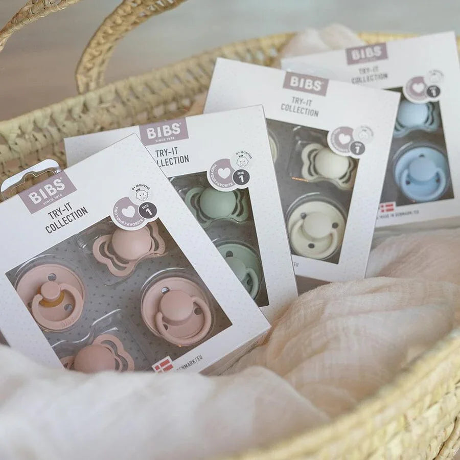 BIBS Try-It Collection babysover i pastellfarger, pakket i hvite esker i en kurv med myk tekstil