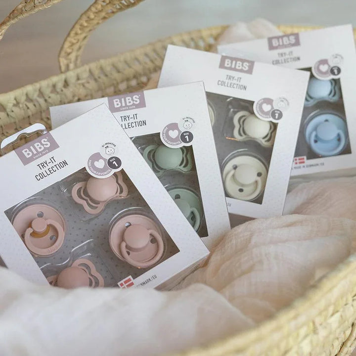 BIBS Try-It Collection babysover i pastellfarger, pakket i hvite esker i en kurv med myk tekstil