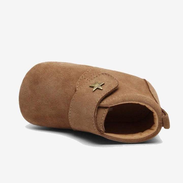 Myk brun babyboot med stjerne, perfekt for små føtter 0-8 år