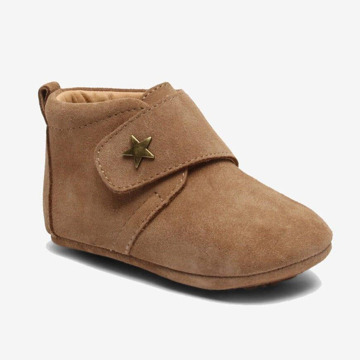 Myk brun babyboot med stjerne, perfekt for små føtter 0-8 år