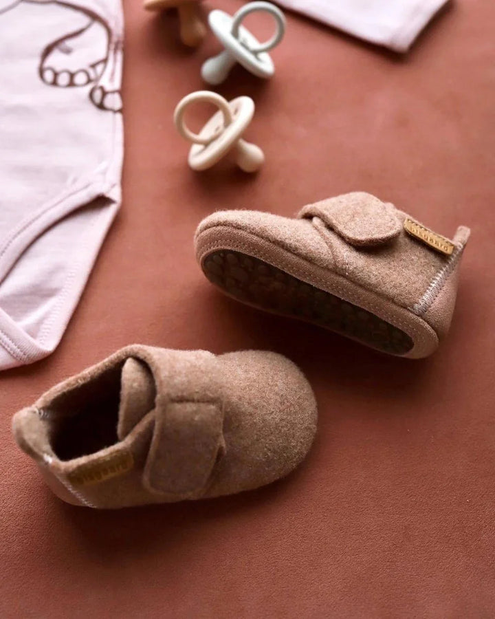Myke ullsko for spedbarn med velcro, ideelle for babyutstyr og bekvem barneklær