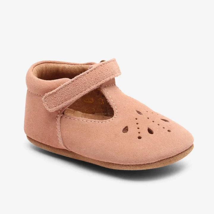 Myk rosa baby sko med velcro og hullmønster, perfekt for små føtter 0-8 år