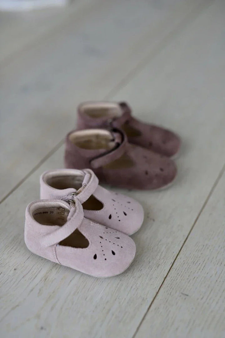 Myke baby sko i lyst og mørk rosa, perfekt for små føtter 0-8 år