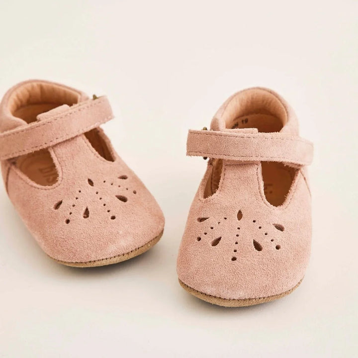 Myke rosa babysko med velcro og blomsterdetaljer, ideelle for små føtter 0-8 år