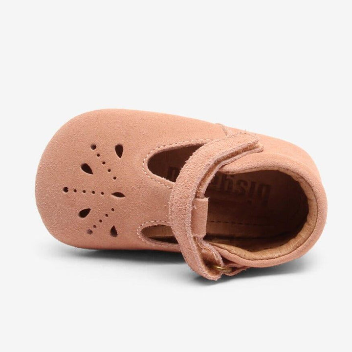 Myke baby sko i rosa med perforerte detaljer og velcro-lås, ideelle for små føtter