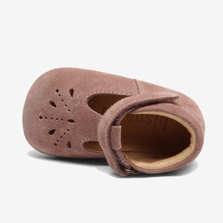 Myke rosa baby sko med perforert mønster og velcro-lås, ideelle for små føtter 0-2 år