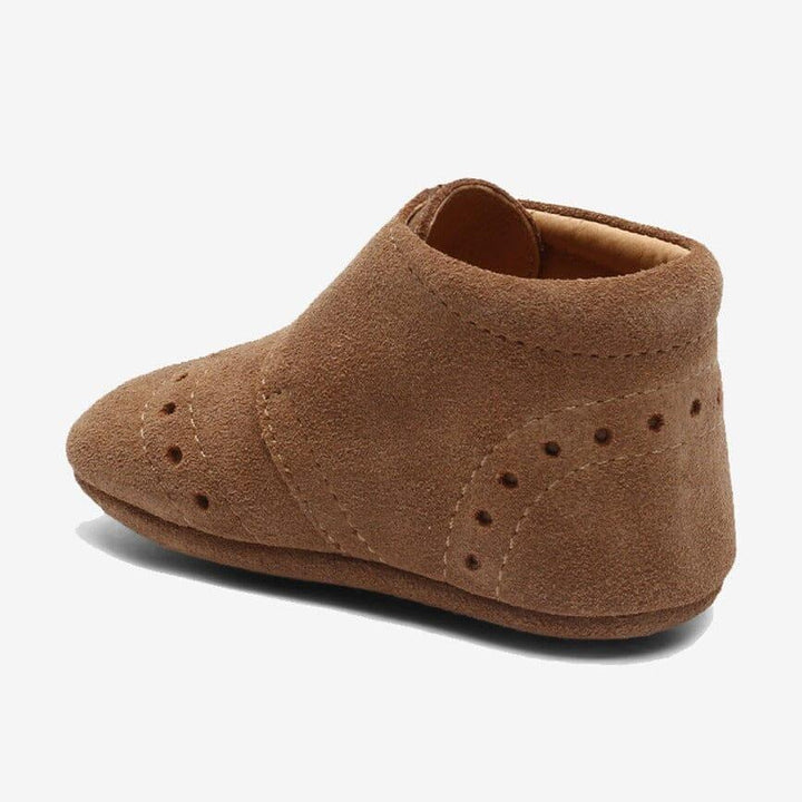 Myke brun baby sko med broguedetaljer, perfekt for små føtter 0-8 år