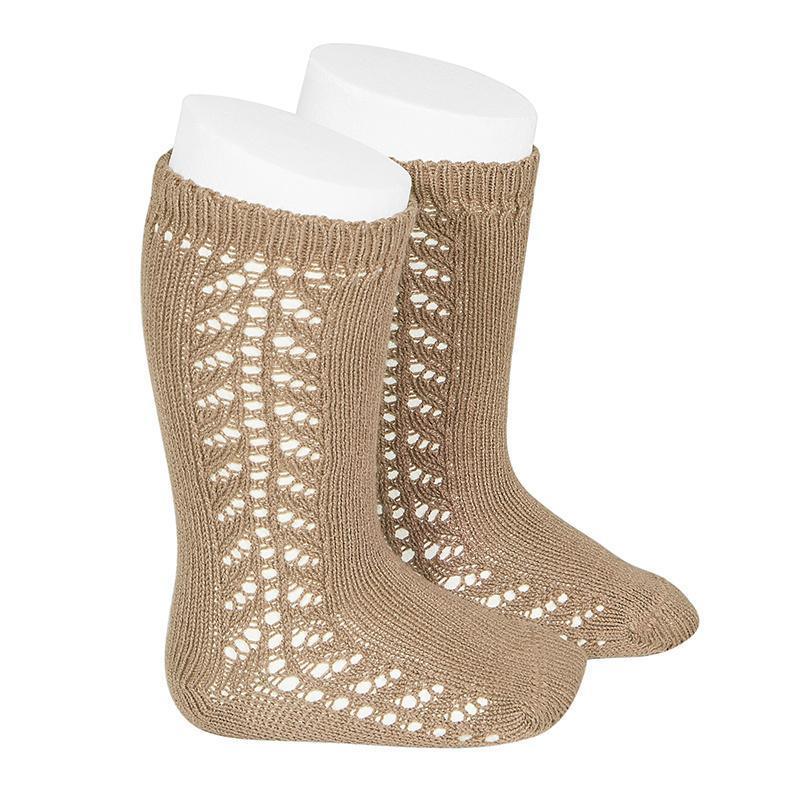 Beige strikkede babystrømper med åpne mønster, myke og bærekraftige barneklær for spedbarn