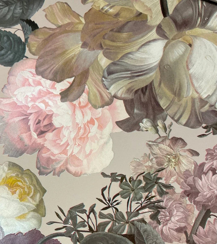 Blomstermønster i rosa, beige og grønne nyanser for barneklær og babyutstyr