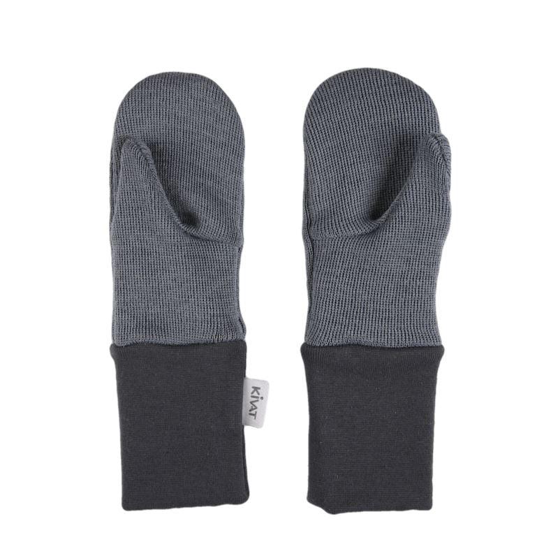 Grå strikkede barnehansker med mørkermålt kant og KiAT-merke, myke og varme for små barn.