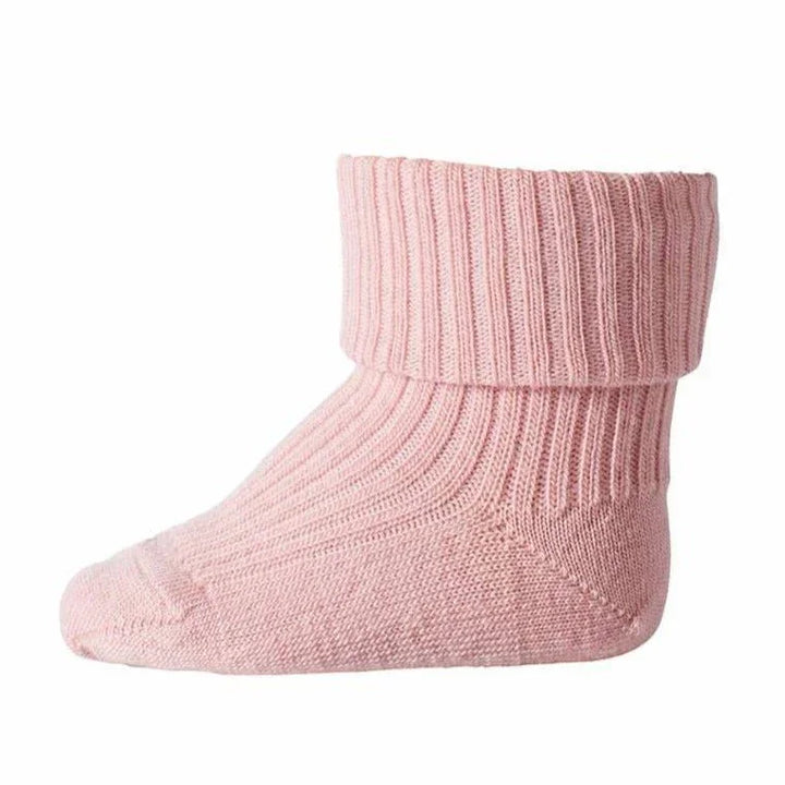 Myke rosa strikkede babystrømper med rillede detaljer, perfekt for spedbarn og småbarn.