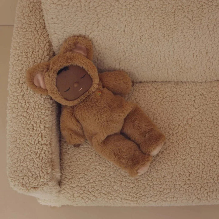 Myk brun bjørnepledd med sovende ansikt, perfekt som babyutstyr eller barneklær til små barn.
