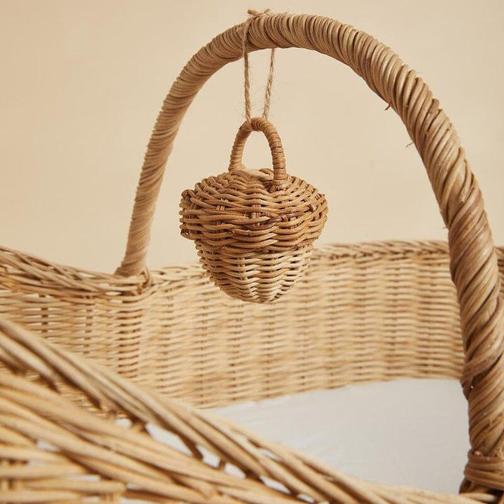 Liten vevd kurv i hjerteform hengende fra stor kurv, perfekt som babyutstyr eller dekorasjon